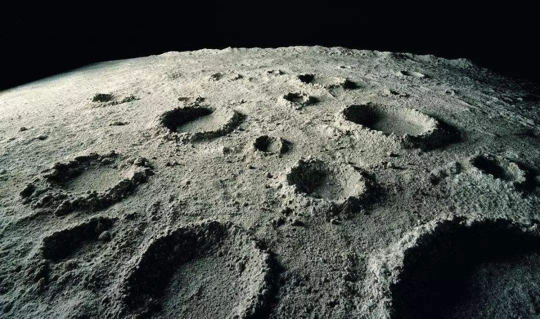 月亮为什么老是一面朝着地球？月亮背面有些什么？插图1