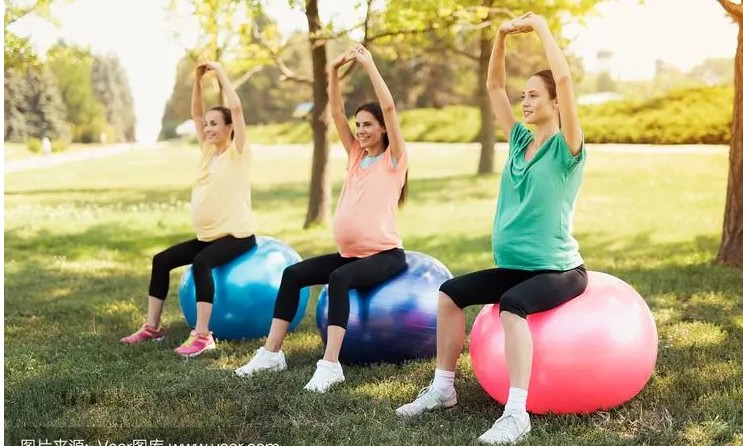 孕期练瑜伽球有什么好处 瑜伽球可以催产吗插图