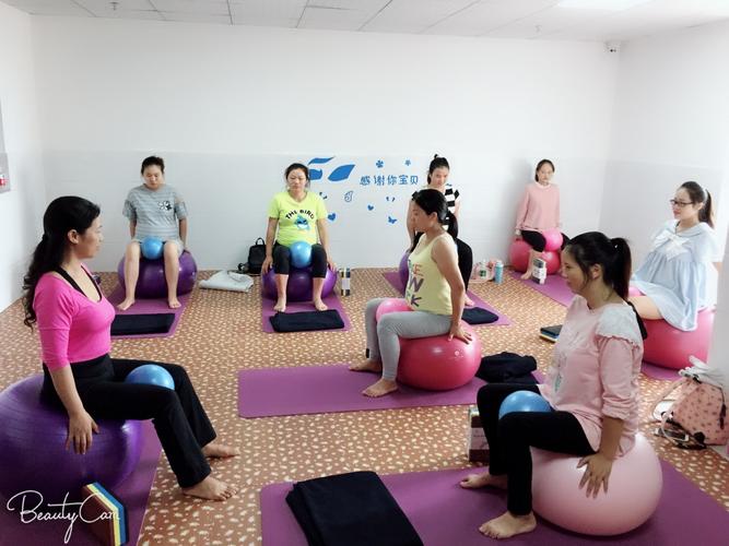 练习瑜伽穿什么衣服最合适 孕期练习瑜伽需要注意什么