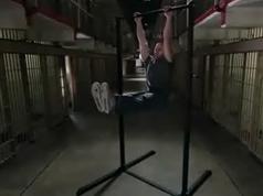 仰卧举腿正确动作要领_仰卧举腿视频_囚徒健身举腿系列（配套中文字幕视...